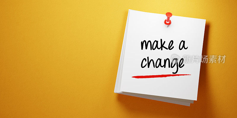 白色Sticky Note With Make A Change Message And Red Push Pin On Yellow Background